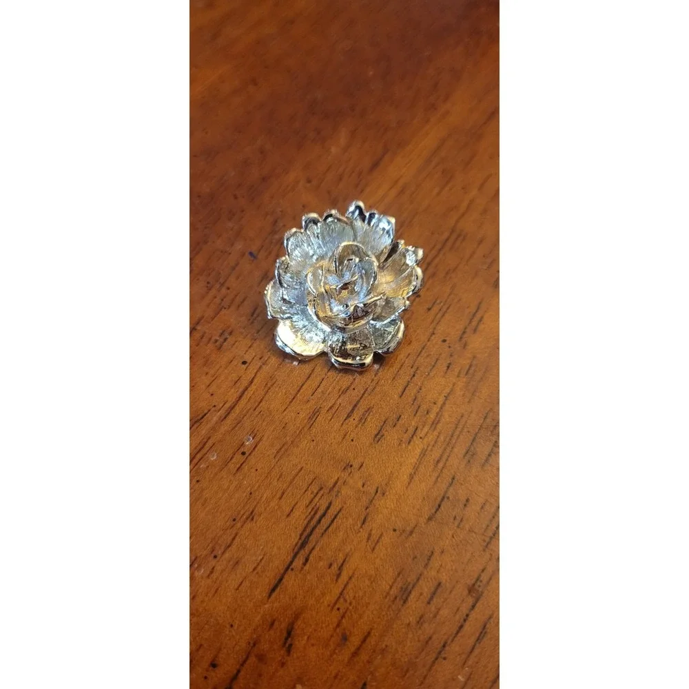 vintage gold tone flower brooch by Gerry